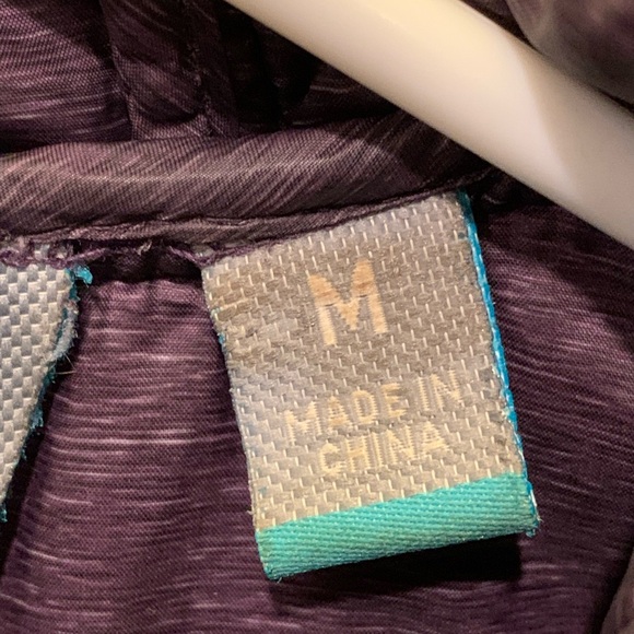 Free Country zip front hooded long sleeve jacket with light “puffer” filling - Picture 5 of 7